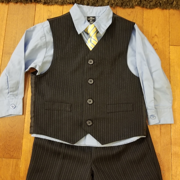 Boys suit - Picture 1 of 3